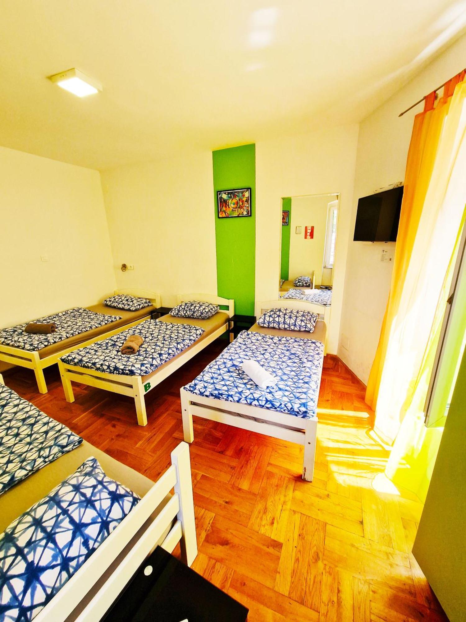Croparadise Hostel Split Exterior photo