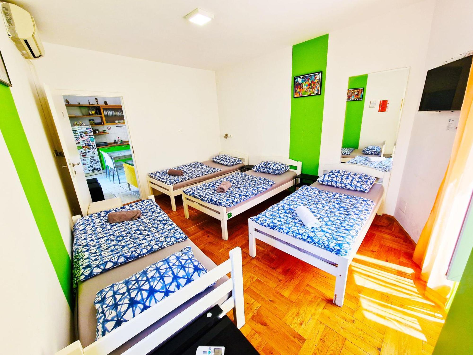 Croparadise Hostel Split Exterior photo