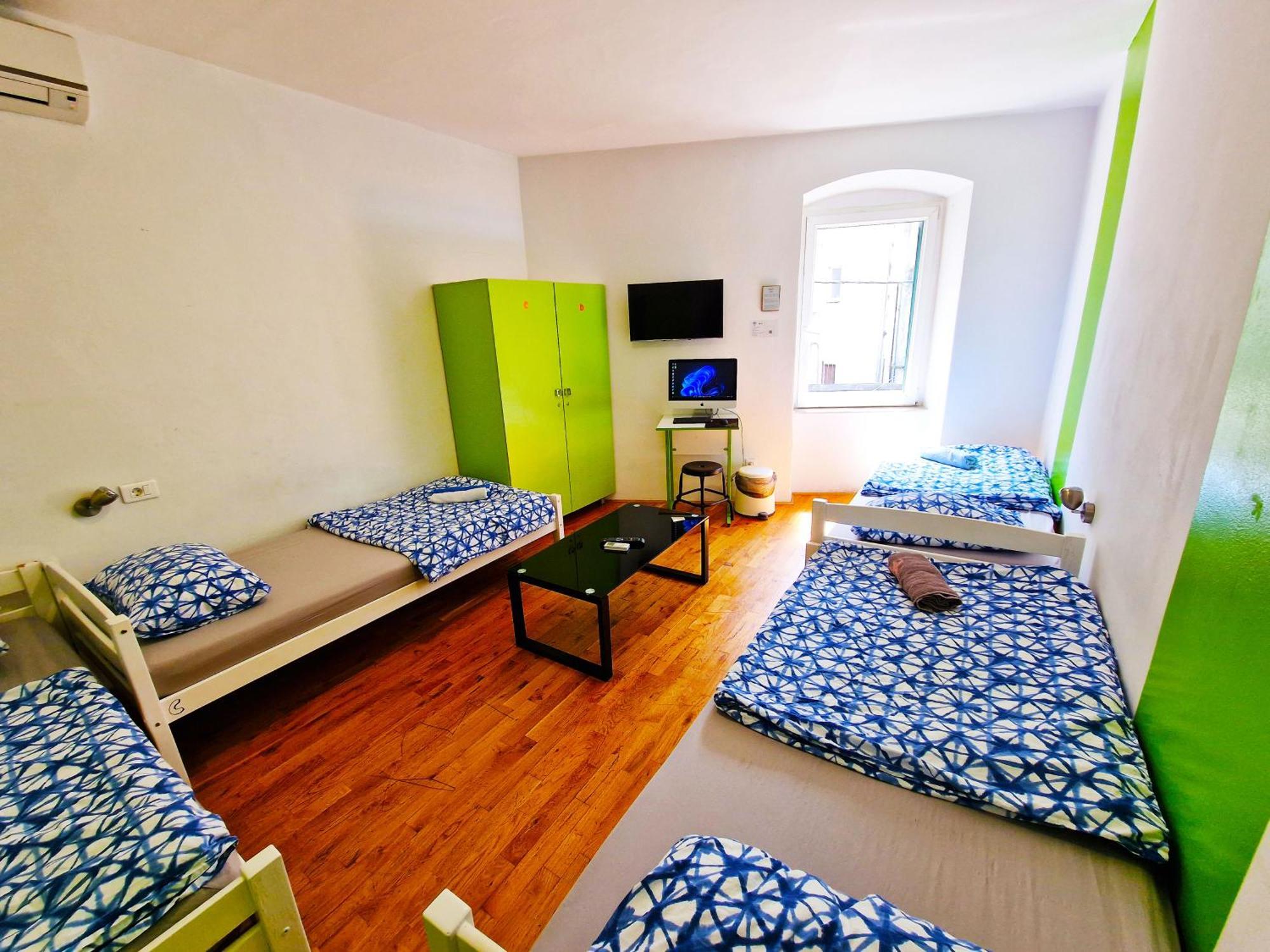 Croparadise Hostel Split Exterior photo