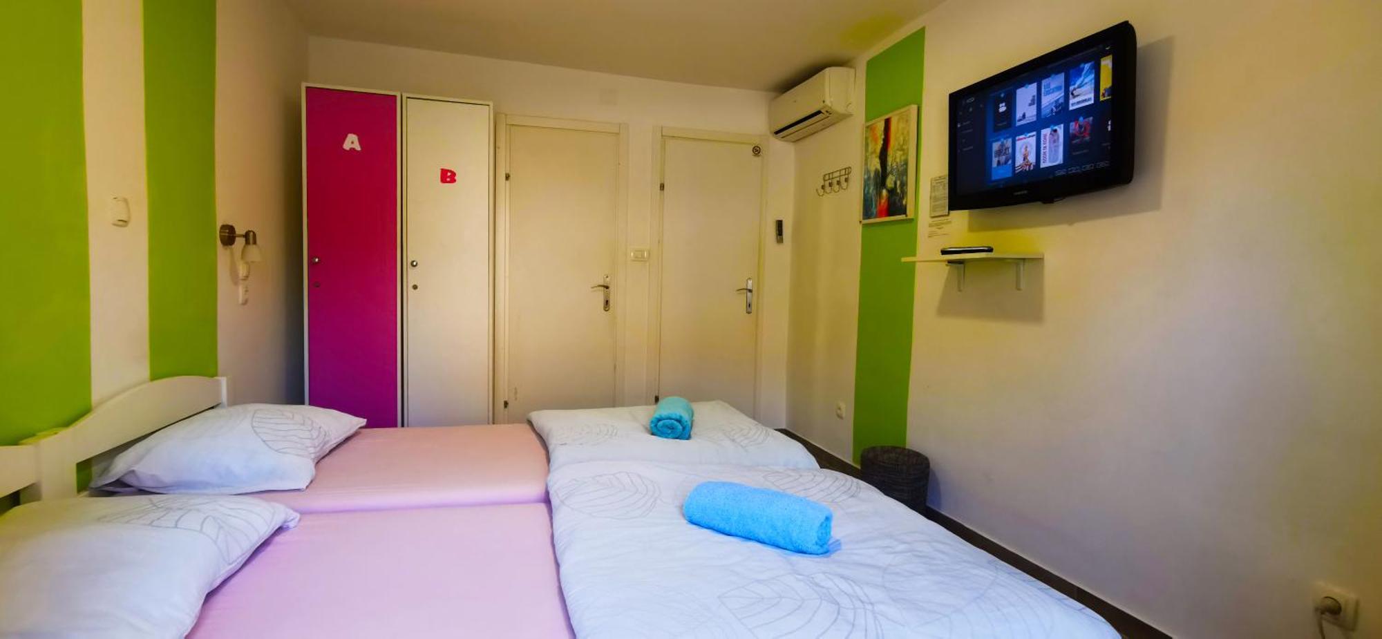 Croparadise Hostel Split Exterior photo